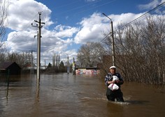 Poplavljenih več tisoč hiš, evakuirali več kot 14.000 ljudi