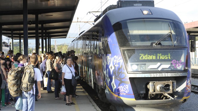 Pozor! Zaradi iztirjenja vlaka zamude na relaciji med Zidanim Mostom in Ljubljano (foto: Bobo)