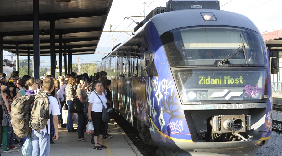 Pozor! Zaradi iztirjenja vlaka zamude na relaciji med Zidanim Mostom in Ljubljano (foto: Bobo)