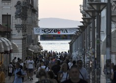 Hrvaške težave z razuzdanimi turisti: pijejo na ulicah in urinirajo, kjer hočejo