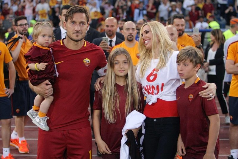 Francesco Totti in Ilary Blasi, s katero imata tri otroke.