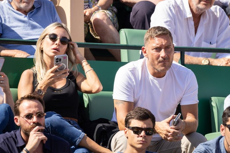 Francesco Totti in njegova izbranka Noemi Bocchi na tribuni med teniško tekmo.