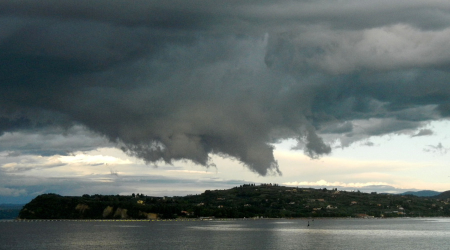 Vremenski preobrat spodbudil teoretike zarot: za prihajajočo zmrzal naj bi bila kriva Natova letala, ki bodo ... (foto: Žiga Živulovič jr./Bobo)