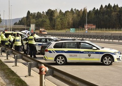 Mlajši voznik z močno prekoračeno hitrostjo divjal po avtocesti: objestnost ga bo drago stala ...