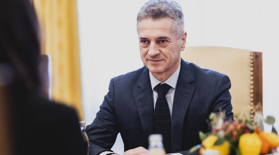 Robert Golob na sestanku z župani prizadetih območij: v njegovem kabinetu trdijo, da so od županov prejeli pohvalo (foto: Profimedia)