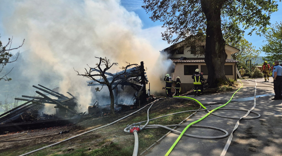 Grozljive posledice požara v Žalcu: škoda gromozanska, gasilec lažje poškodovan (foto: Gasilska zveza Žalec)