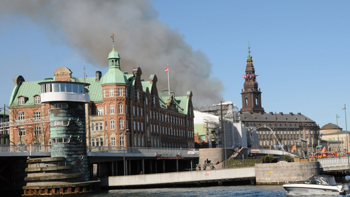 Iz neznanega vzroka zagorela znamenita danska borza: plameni pogoltnili 400 let kulturne dediščine