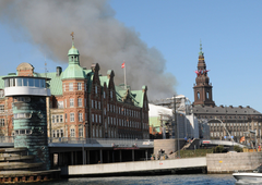 Iz neznanega vzroka zagorela znamenita danska borza: plameni pogoltnili 400 let kulturne dediščine