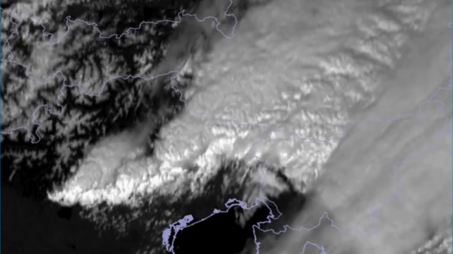 Satelitska animacija vremenskega dogajanja: glavno dogajanje šele prihaja (hladna frontna sega vse do Gardskega jezera) (foto: Facebook/Arso/posnetek zaslona)