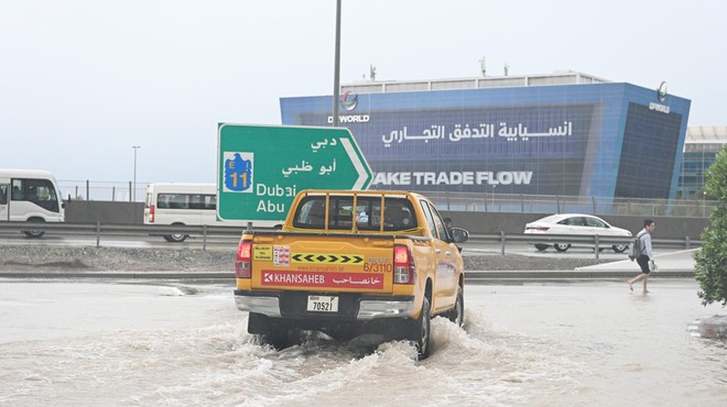 Letališče v Dubaju roti popotnike 'Ne prihajajte!' sredi poplavnega kaosa (VIDEO!)