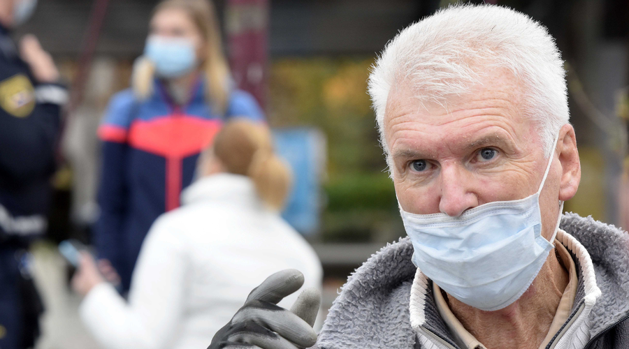 Saj ni res, pa je: najbolj glasni slovenski nasprotniki ukrepov proti covidu-19 ljudi pozivajo k ... nošenju mask (foto: Žiga Živulovič jr./Bobo)