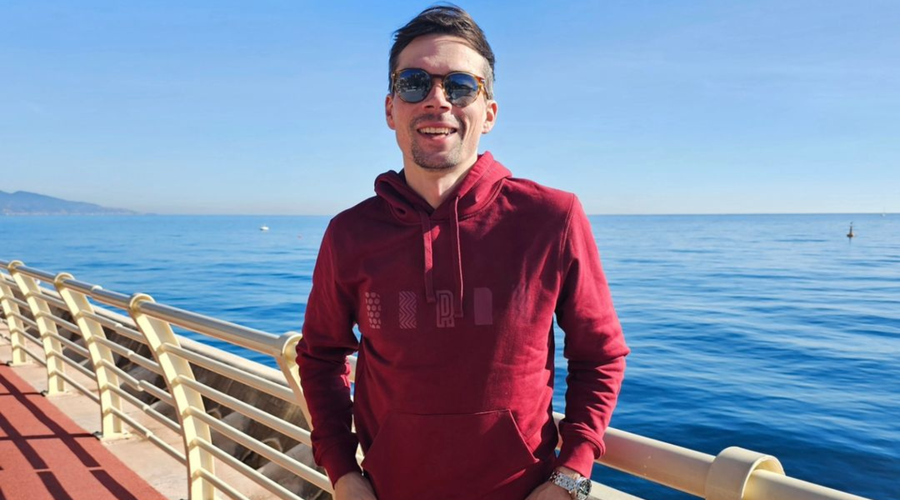 Primož Roglič po grdem padcu celi rane ob morju: družbo mu dela ta oboževani Slovenec (FOTO) (foto: Instagram/Primož Roglič)