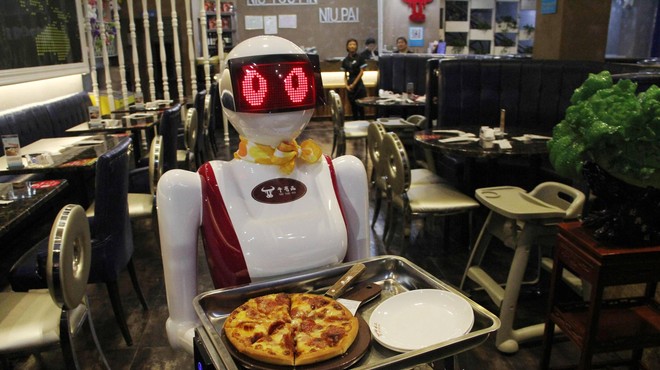 Takšnih robotov natakarjev v Italiji še nimajo, so jih pa že leta 2016 uporabljali na Kitajskem. (foto: Profimedia)