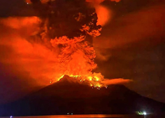 Minula noč za prebivalce ni bila mirna: izbruhnil je ognjenik, evakuirali že več sto ljudi (VIDEO)