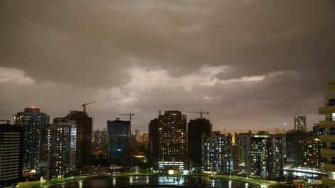 Je obilno deževje v Dubaju povzročila kontroverzna metoda sejanja oblakov?