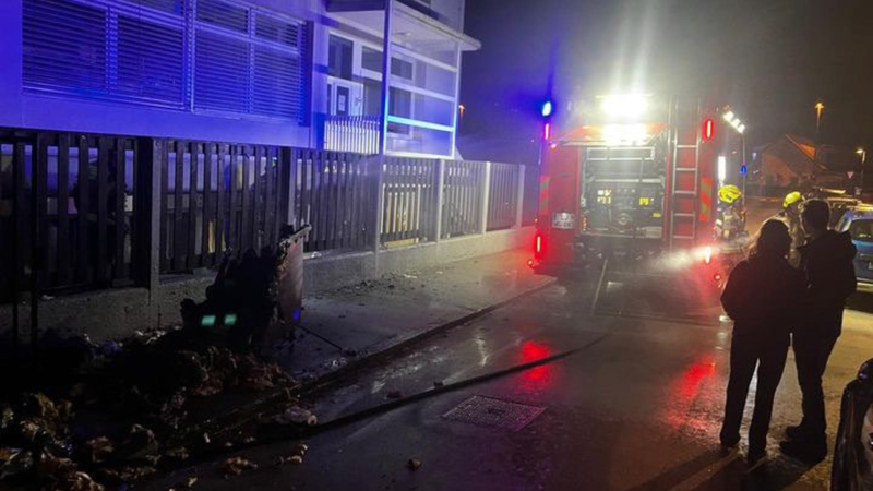 V požaru na Gubčevi ulici pri stranskem vhodu v vrtec je bil popolnoma uničen komunalni zabojnik.
