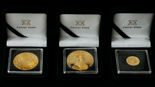 Vlaganje v zlato je vse bolj priljubljeno: razkrivamo najboljše mesto za nakup zlatih palic in kovancev
