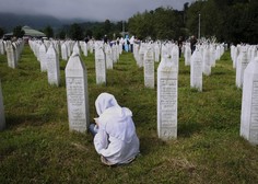 V Banjaluki množičen protest proti predlogu resolucije, ki določa mednarodni dan spomina na genocid Bošnjakov v Srebrenici