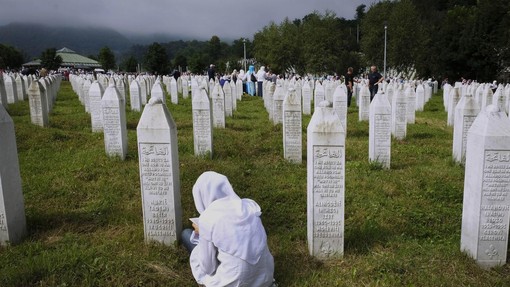 V Banjaluki množičen protest proti predlogu resolucije, ki določa mednarodni dan spomina na genocid Bošnjakov v Srebrenici