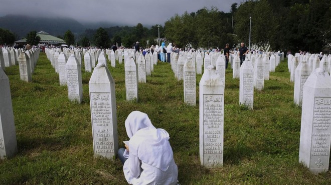 V Banjaluki množičen protest proti predlogu resolucije, ki določa mednarodni dan spomina na genocid Bošnjakov v Srebrenici (foto: Profimedia)