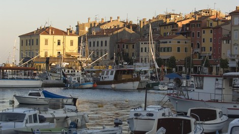 Uvod v glavno turistično sezono: “Na Hrvaškem in doma so cene do 12 % višje”