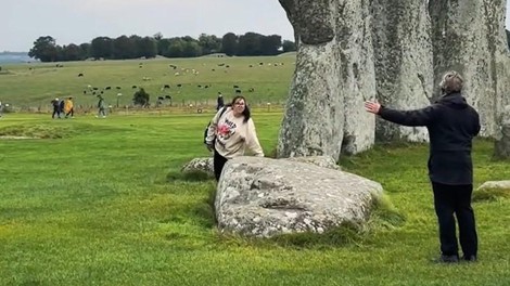Niso mogli verjeti, kaj je naredila turistka v Stonehengeu