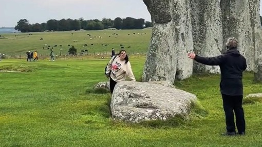 Niso mogli verjeti, kaj je naredila turistka v Stonehengeu