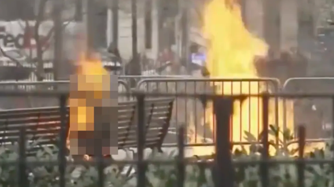Sojenje Trumpu prekinil grozljiv prizor: moški se je pred sodiščem polil z bencinom in zažgal (VIDEO) (foto: CNN/X)
