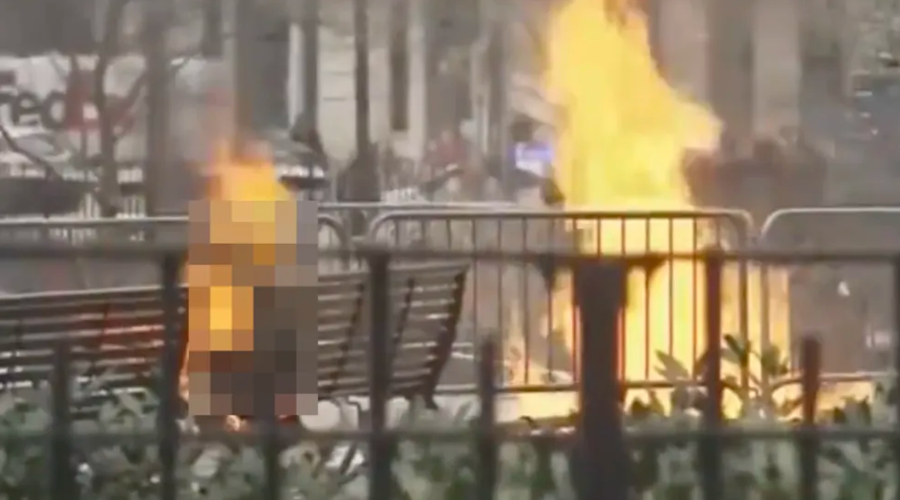 Sojenje Trumpu prekinil grozljiv prizor: moški se je pred sodiščem polil z bencinom in zažgal (VIDEO) (foto: CNN/X)