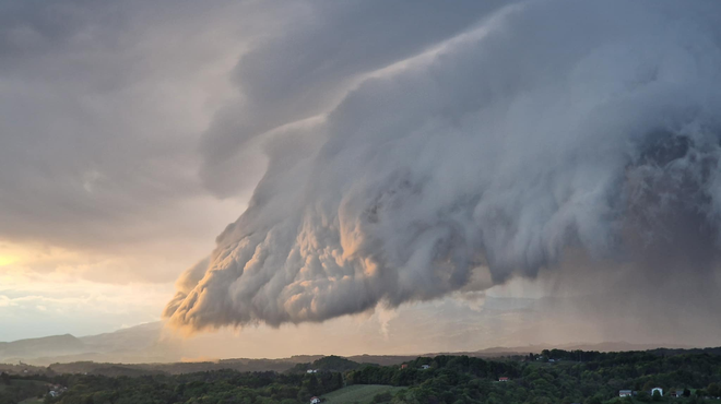 Grozljiv poličast oblak nad Poljčanami: kako nastane takšen oblak in kaj pričakovati, ko ga zagledamo? (foto: Facebook/Neurje.si/Kristjan Ramšak)