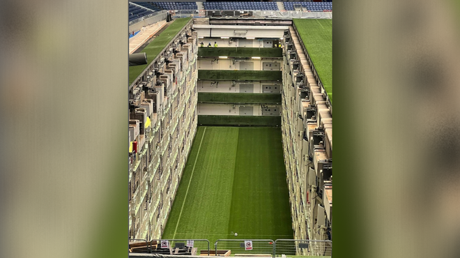 Kam je izginila nogometna zelenica? Na mestu, kjer bi moralo biti igrišče madridskega Reala, zeva velika luknja. (foto: Instagram/themadridviews)
