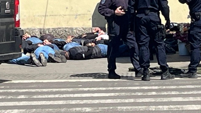 Kamere ujele brutalen pretep na ulicah prestolnice: mlatili so se navijači velikih nogometnih rivalov (VIDEO) (foto: Foto: Nova.rs)