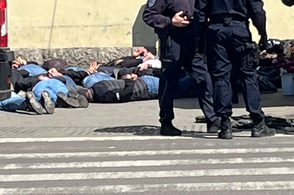 Kamere ujele brutalen pretep na ulicah prestolnice: mlatili so se navijači velikih nogometnih rivalov (VIDEO) (foto: Foto: Nova.rs)