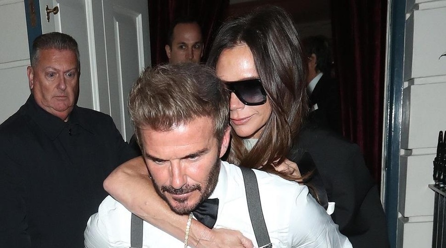 Prizor, ki je obkrožil svet! David Beckham je moral ženo Victorio na hrbtu odnesti domov (foto: Profimedia)