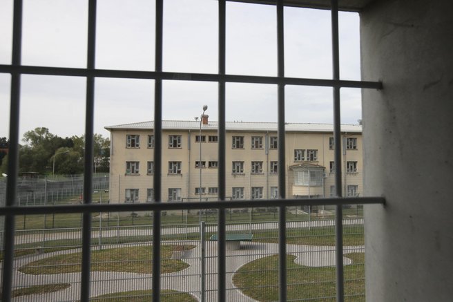 Zapornik z Doba, ki je v celici zanetil požar in preprečil vstop policistom, umrl v bolnišnici