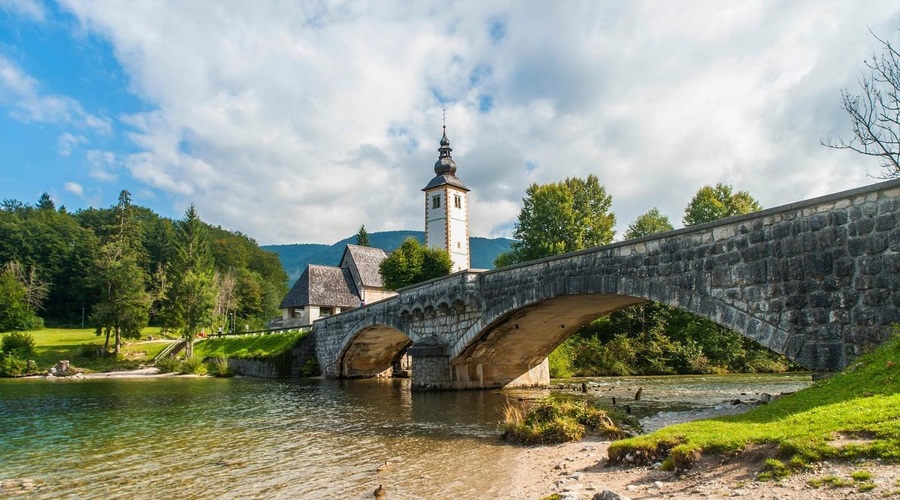 Nezadovoljni občani nad prometno politiko: "Območje Bohinjskega jezera bo kmalu dostopno le elitam" (foto: Profimedia)