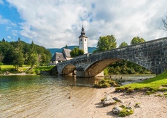 Nezadovoljni občani nad prometno politiko: "Območje Bohinjskega jezera bo kmalu dostopno le elitam"