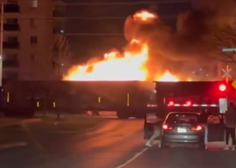 Drama na tračnicah: na vlaku med vožnjo izbruhnil požar in se bliskovito razširil (ogenj zajel več vagonov)