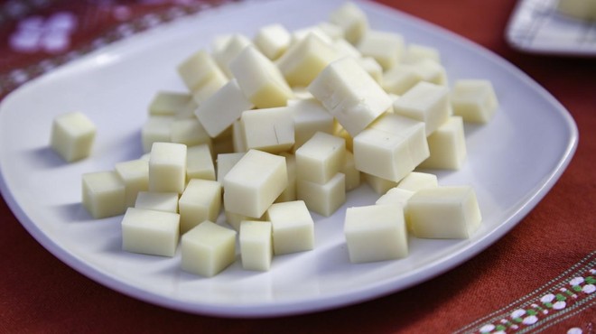Preverili smo: ali sir res povzroča nočne more? (Odgovor vas bo presenetil) (foto: Profimedia)