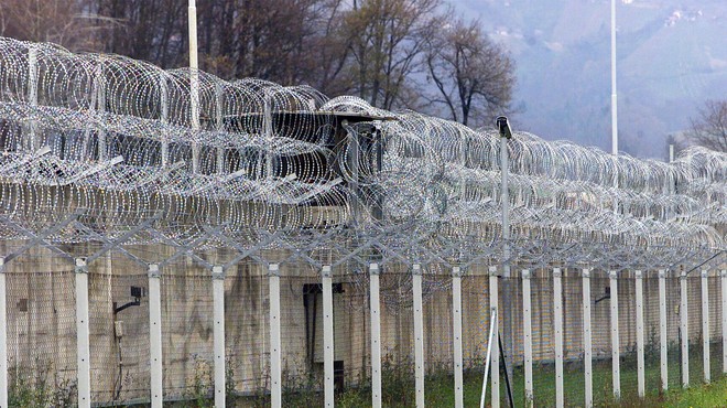 Slovenski zapori pokajo po šivih: zakaj je skoraj polovica zapornikov tujcev? (foto: Bobo)