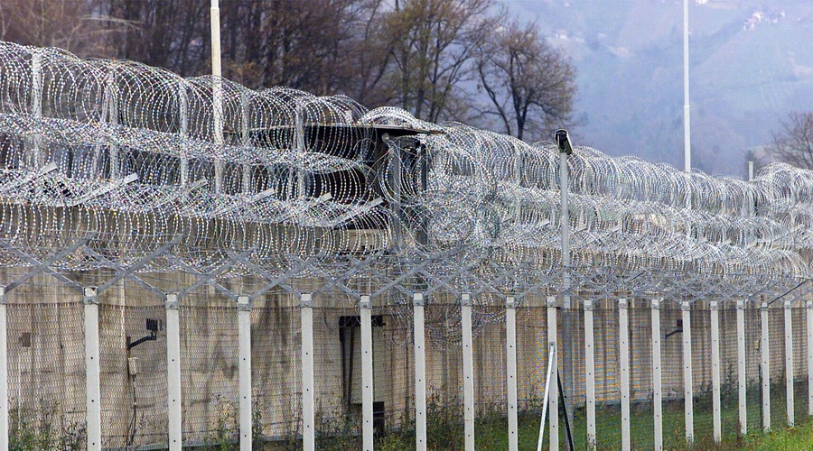 Slovenski zapori pokajo po šivih: zakaj je skoraj polovica zapornikov tujcev? (foto: Bobo)