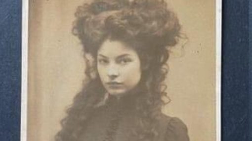 Kdo je skrivnostna lepotica na več kot 150 let stari fotografiji? Nekateri trdijo, da živi še danes