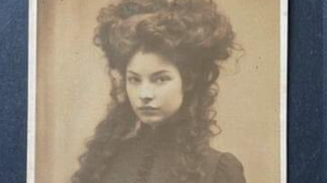 Kdo je skrivnostna lepotica na več kot 150 let stari fotografiji? Nekateri trdijo, da živi še danes (foto: X/Alice Nebularis)