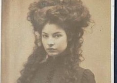 Kdo je skrivnostna lepotica na več kot 150 let stari fotografiji? Nekateri trdijo, da živi še danes