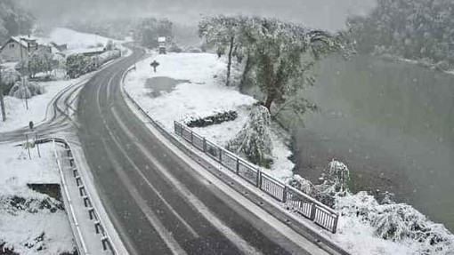 Previdno na cestah: sneg se oprijema cestišč, meja sneženja se je ponekod spustila vse do nižin