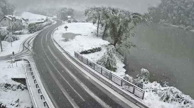 Previdno na cestah: sneg se oprijema cestišč, meja sneženja se je ponekod spustila vse do nižin (foto: Facebook/infoPot)