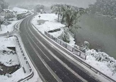 Previdno na cestah: sneg se oprijema cestišč, meja sneženja se je ponekod spustila vse do nižin