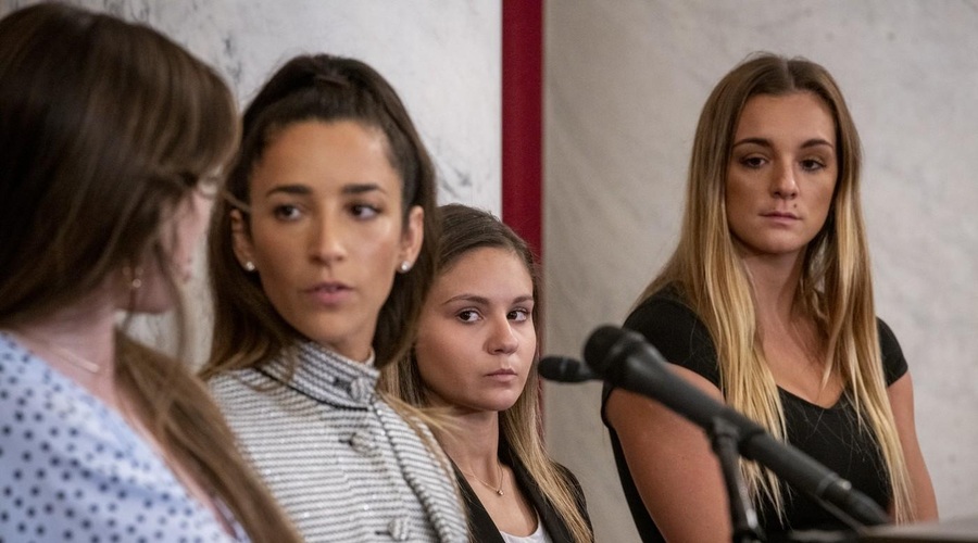Nekdanje članice ameriške ženske gimnastične ekipe na novinarski konferenci o ravnanju FBI v primeru Larryja Nassarja. (foto: Profimedia)