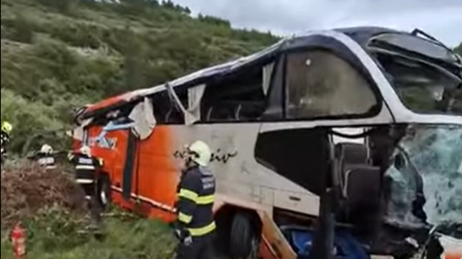 Avtobus zletel s ceste in pristal v grapi, na terenu vse interventne službe (foto: YouTube/Dalmacija Danas)