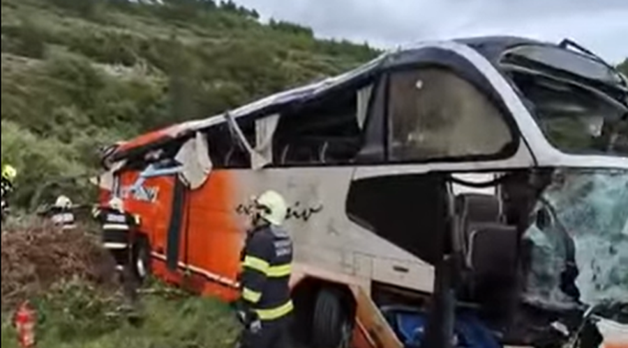 Avtobus zletel s ceste in pristal v grapi, na terenu vse interventne službe (foto: YouTube/Dalmacija Danas)